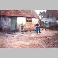 001-1044 Das Ehepaar Henke auf dem Hof eines alten Siedlungshaeuschens in Allenburg im Jahr 2000.jpg